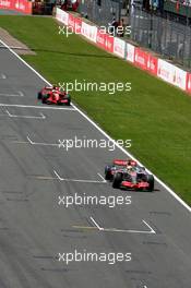 08.07.2007 Silverstone, England,  Lewis Hamilton (GBR), McLaren Mercedes, MP4-22, Kimi Raikkonen (FIN), Räikkönen, Scuderia Ferrari, F2007 - Formula 1 World Championship, Rd 9, British Grand Prix, Sunday Race