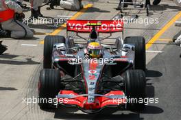 08.07.2007 Silverstone, England,  Lewis Hamilton (GBR), McLaren Mercedes, MP4-22, pitstop - Formula 1 World Championship, Rd 9, British Grand Prix, Sunday Race