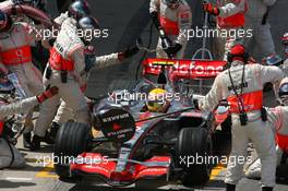 08.07.2007 Silverstone, England,  Lewis Hamilton (GBR), McLaren Mercedes, MP4-22, problems refueling in his pitstop - Formula 1 World Championship, Rd 9, British Grand Prix, Sunday Race