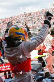 07.07.2007 Silverstone, England,  Pole Position, 1st, Lewis Hamilton (GBR), McLaren Mercedes, MP4-22 - Formula 1 World Championship, Rd 9, British Grand Prix, Saturday Qualifying