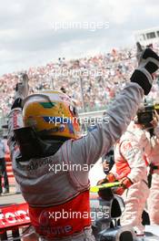 07.07.2007 Silverstone, England,  Pole Position, 1st, Lewis Hamilton (GBR), McLaren Mercedes, MP4-22 - Formula 1 World Championship, Rd 9, British Grand Prix, Saturday Qualifying