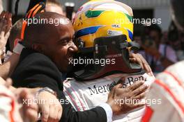 07.07.2007 Silverstone, England,  Lewis Hamilton (GBR), McLaren Mercedes and his father Anthony - Formula 1 World Championship, Rd 9, British Grand Prix, Saturday Qualifying