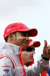 08.07.2007 Silverstone, England,  Kimi Raikkonen (FIN), Räikkönen, Scuderia Ferrari, Lewis Hamilton (GBR), McLaren Mercedes - Formula 1 World Championship, Rd 9, British Grand Prix, Sunday