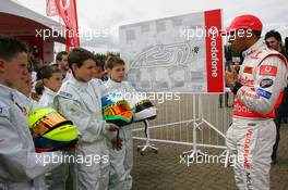 05.07.2007 Milton Keynes, England,  Lewis Hamilton (GBR), McLaren Mercedes with young British Katers, Daytona Kart Centre, Milton Keynes