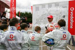 05.07.2007 Milton Keynes, England,  Lewis Hamilton (GBR), McLaren Mercedes with young British Katers, Daytona Kart Centre, Milton Keynes