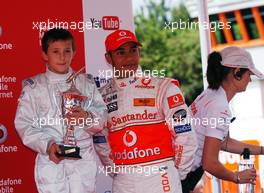 05.07.2007 Milton Keynes, England,  Lewis Hamilton (GBR), McLaren Mercedes with young British Katers, Daytona Kart Centre, Milton Keynes