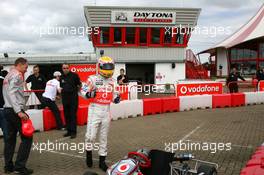 05.07.2007 Milton Keynes, England,  Lewis Hamilton (GBR), McLaren Mercedes with young British Katers, Daytona Kart Centre, Milton Keynes