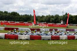 05.07.2007 Milton Keynes, England,  Lewis Hamilton (GBR), McLaren Mercedes with young British Katers, Daytona Kart Centre, Milton Keynes