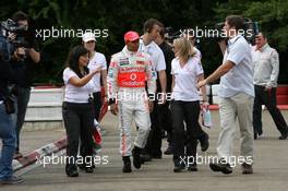 05.07.2007 Milton Keynes, England,  Lewis Hamilton (GBR), McLaren Mercedes with young British Katers, Daytona Kart Centre, Milton Keynes