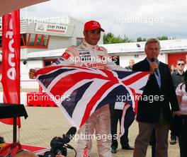 05.07.2007 Milton Keynes, England,  Lewis Hamilton (GBR), McLaren Mercedes with young British Katers, Daytona Kart Centre, Milton Keynes