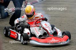 05.07.2007 Milton Keynes, England,  Lewis Hamilton (GBR), McLaren Mercedes with young British Katers, Daytona Kart Centre, Milton Keynes