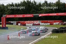 05.07.2007 Milton Keynes, England,  Lewis Hamilton (GBR), McLaren Mercedes with young British Katers, Daytona Kart Centre, Milton Keynes