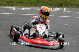 05.07.2007 Milton Keynes, England,  Lewis Hamilton (GBR), McLaren Mercedes with young British Katers, Daytona Kart Centre, Milton Keynes