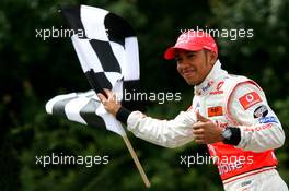 05.07.2007 Milton Keynes, England,  Lewis Hamilton (GBR), McLaren Mercedes with young British Katers, Daytona Kart Centre, Milton Keynes