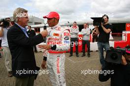 05.07.2007 Milton Keynes, England,  Lewis Hamilton (GBR), McLaren Mercedes with young British Katers, Daytona Kart Centre, Milton Keynes