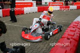 05.07.2007 Milton Keynes, England,  Lewis Hamilton (GBR), McLaren Mercedes with young British Katers, Daytona Kart Centre, Milton Keynes