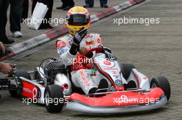 05.07.2007 Milton Keynes, England,  Lewis Hamilton (GBR), McLaren Mercedes with young British Katers, Daytona Kart Centre, Milton Keynes