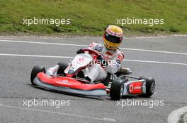 05.07.2007 Milton Keynes, England,  Lewis Hamilton (GBR), McLaren Mercedes with young British Katers, Daytona Kart Centre, Milton Keynes