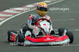 05.07.2007 Milton Keynes, England,  Lewis Hamilton (GBR), McLaren Mercedes with young British Katers, Daytona Kart Centre, Milton Keynes