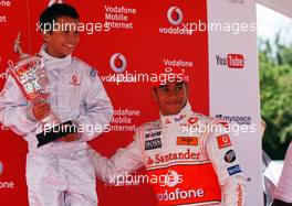 05.07.2007 Milton Keynes, England,  Lewis Hamilton (GBR), McLaren Mercedes with young British Katers, Daytona Kart Centre, Milton Keynes