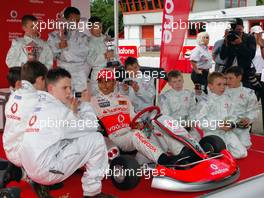 05.07.2007 Milton Keynes, England,  Lewis Hamilton (GBR), McLaren Mercedes with young British Katers, Daytona Kart Centre, Milton Keynes