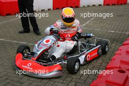 05.07.2007 Milton Keynes, England,  Lewis Hamilton (GBR), McLaren Mercedes with young British Katers, Daytona Kart Centre, Milton Keynes