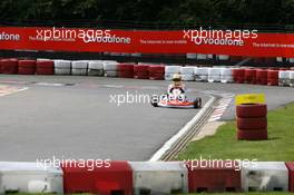 05.07.2007 Milton Keynes, England,  Lewis Hamilton (GBR), McLaren Mercedes with young British Katers, Daytona Kart Centre, Milton Keynes