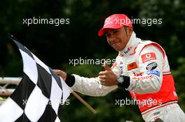 05.07.2007 Milton Keynes, England,  Lewis Hamilton (GBR), McLaren Mercedes with young British Katers, Daytona Kart Centre, Milton Keynes