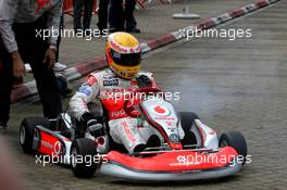 05.07.2007 Milton Keynes, England,  Lewis Hamilton (GBR), McLaren Mercedes with young British Katers, Daytona Kart Centre, Milton Keynes