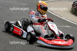 05.07.2007 Milton Keynes, England,  Lewis Hamilton (GBR), McLaren Mercedes with young British Katers, Daytona Kart Centre, Milton Keynes