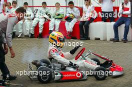 05.07.2007 Milton Keynes, England,  Lewis Hamilton (GBR), McLaren Mercedes with young British Katers, Daytona Kart Centre, Milton Keynes