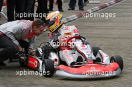 05.07.2007 Milton Keynes, England,  Lewis Hamilton (GBR), McLaren Mercedes with young British Katers, Daytona Kart Centre, Milton Keynes