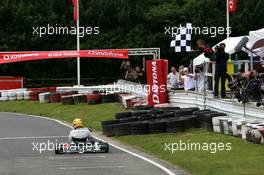 05.07.2007 Milton Keynes, England,  Lewis Hamilton (GBR), McLaren Mercedes with young British Katers, Daytona Kart Centre, Milton Keynes