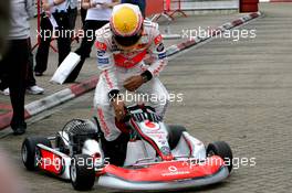 05.07.2007 Milton Keynes, England,  Lewis Hamilton (GBR), McLaren Mercedes with young British Katers, Daytona Kart Centre, Milton Keynes