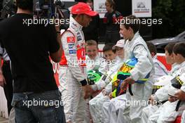 05.07.2007 Milton Keynes, England,  Lewis Hamilton (GBR), McLaren Mercedes with young British Katers, Daytona Kart Centre, Milton Keynes