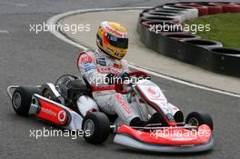 05.07.2007 Milton Keynes, England,  Lewis Hamilton (GBR), McLaren Mercedes with young British Katers, Daytona Kart Centre, Milton Keynes