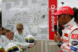 05.07.2007 Milton Keynes, England,  Lewis Hamilton (GBR), McLaren Mercedes with young British Katers, Daytona Kart Centre, Milton Keynes