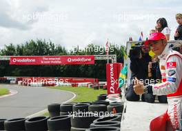 05.07.2007 Milton Keynes, England,  Lewis Hamilton (GBR), McLaren Mercedes with young British Katers, Daytona Kart Centre, Milton Keynes