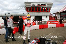 05.07.2007 Milton Keynes, England,  Lewis Hamilton (GBR), McLaren Mercedes with young British Katers, Daytona Kart Centre, Milton Keynes