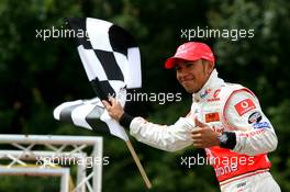 05.07.2007 Milton Keynes, England,  Lewis Hamilton (GBR), McLaren Mercedes with young British Katers, Daytona Kart Centre, Milton Keynes