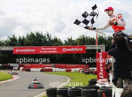 05.07.2007 Milton Keynes, England,  Lewis Hamilton (GBR), McLaren Mercedes with young British Katers, Daytona Kart Centre, Milton Keynes