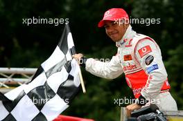 05.07.2007 Milton Keynes, England,  Lewis Hamilton (GBR), McLaren Mercedes with young British Katers, Daytona Kart Centre, Milton Keynes