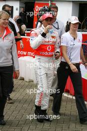 05.07.2007 Milton Keynes, England,  Lewis Hamilton (GBR), McLaren Mercedes with young British Katers, Daytona Kart Centre, Milton Keynes