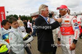 05.07.2007 Milton Keynes, England,  Lewis Hamilton (GBR), McLaren Mercedes with young British Katers, Daytona Kart Centre, Milton Keynes