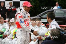 05.07.2007 Milton Keynes, England,  Lewis Hamilton (GBR), McLaren Mercedes with young British Katers, Daytona Kart Centre, Milton Keynes