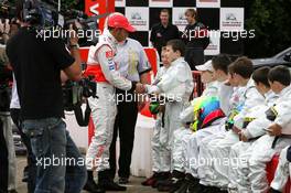 05.07.2007 Milton Keynes, England,  Lewis Hamilton (GBR), McLaren Mercedes with young British Katers, Daytona Kart Centre, Milton Keynes