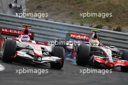 05.08.2007 Budapest, Hungary,  Takuma Sato (JPN), Super Aguri F1, SA07 and Lewis Hamilton (GBR), McLaren Mercedes, MP4-22 - Formula 1 World Championship, Rd 11, Hungarian Grand Prix, Sunday Race