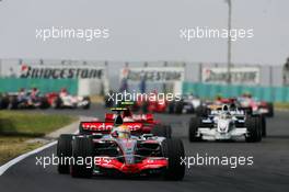 05.08.2007 Budapest, Hungary,  Start, Lewis Hamilton (GBR), McLaren Mercedes, MP4-22 leads Kimi Raikkonen (FIN), Räikkönen, Scuderia Ferrari, F2007 - Formula 1 World Championship, Rd 11, Hungarian Grand Prix, Sunday Race