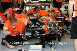 07.09.2007 Monza, Italy,  Mechanics at work on the Spyker F1 Team, F8-VII-B - Formula 1 World Championship, Rd 13, Italian Grand Prix, Friday Practice