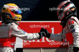 09.09.2007 Monza, Italy,  Winner, 1st, Fernando Alonso (ESP), McLaren Mercedes, MP4-22 and 2nd, Lewis Hamilton (GBR), McLaren Mercedes, MP4-22, shake hands - Formula 1 World Championship, Rd 13, Italian Grand Prix, Sunday Podium